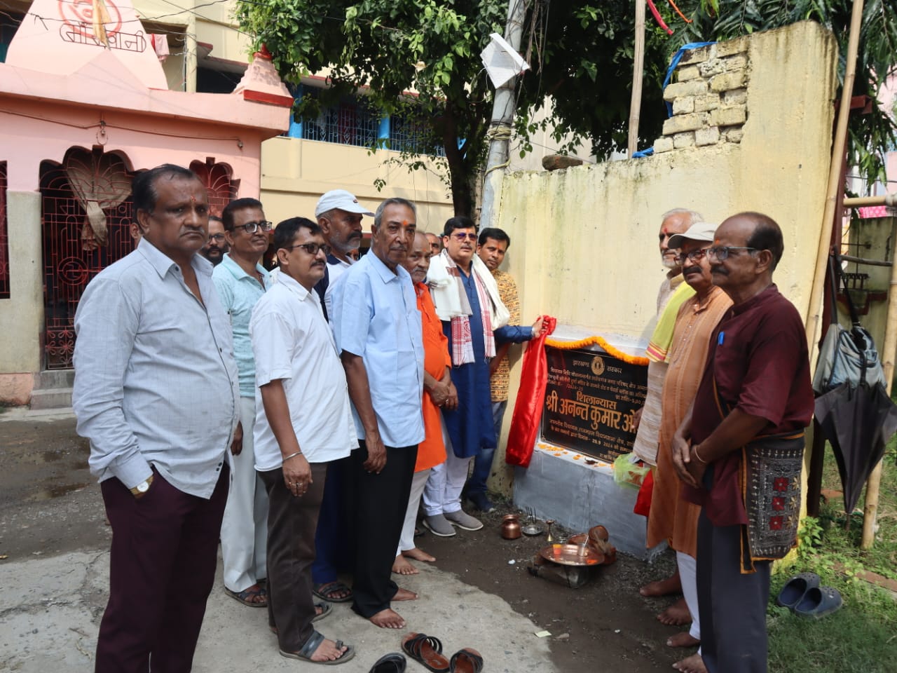 रिफ्यूजी कॉलोनी दुर्गा मंदिर के पास होगा शेड और फेबर ब्लॉक सड़क का निर्माण:- अनंत ओझा