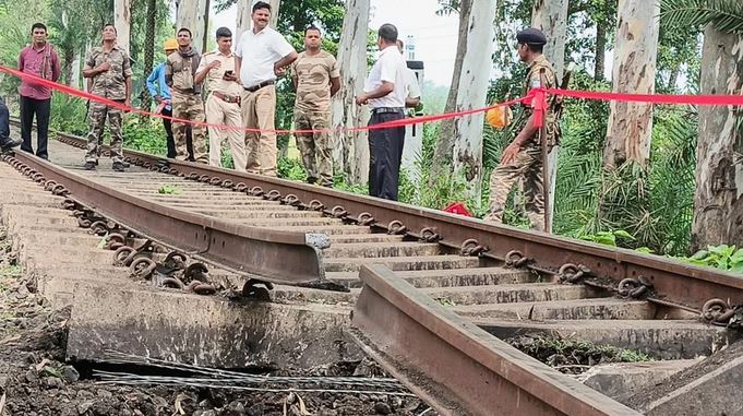 नक्सली ने विस्फोटक से उड़ाया MGR रेलवे ट्रैक, जानें पूरी रिपोर्ट