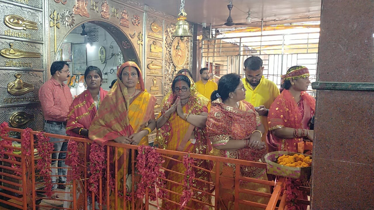 साकची के मनोकामना मंदिर मे माँ दुर्गा की पूजा अर्चना